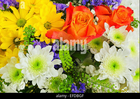 Bel bouquet di gerbera, rose e altri fiori per usare come sfondo. Foto Stock