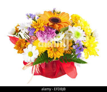 Bel bouquet di gerbera, garofani e altri fiori nel pacchetto rosso isolato su sfondo bianco. Foto Stock