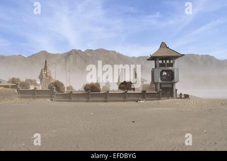 Ri tempio indù in mare di sabbie, Bromo Tengger Foto Stock