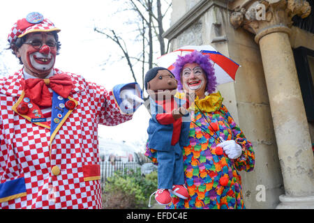 Chiesa di tutti i santi, Dalston, Londra, Regno Unito. Il 1 febbraio 2015. Il Clown annuale' servizio in chiesa in memoria di Giuseppe Grimaldi, l'inventore del moderno clown, morto nel 1837. Credito: Matteo Chattle/Alamy Live News Foto Stock