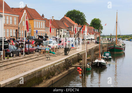 Strada del mercato sulle banchine del fiume Ribe nella più antica città danese di Ribe, South West Jutland, Danimarca, Scandinavia, Europa Foto Stock