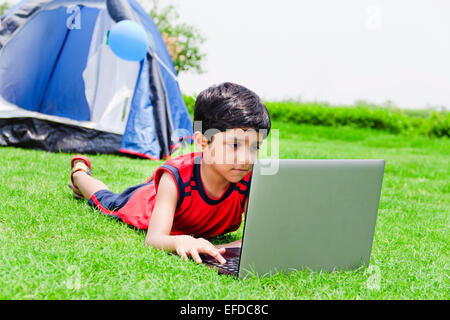 1 bambino indiano boy parco di lavoro portatile Foto Stock