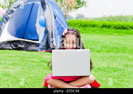 1 bambino indiano ragazza parco di lavoro portatile Foto Stock