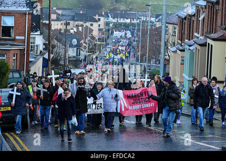Londonderry, Irlanda del Nord, Regno Unito. Il 1 febbraio, 2015. Migliaia partecipano il Bloody Sunday memorial a Londonderry (Derry). Il marzo commemora il 43° anniversario dei diritti civili marzo in Derry e le 14 persone che sono morti durante il mese di marzo dopo essere scattato dalla British paracadutisti il 30 gennaio 1972. Credito: George Sweeney/Alamy Live News Foto Stock