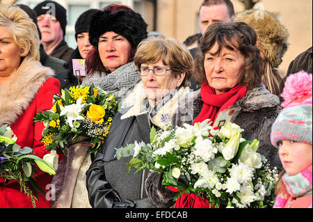 Bloody Sunday commemorazione, Londonderry, Irlanda del Nord - il 1 febbraio 2015. Ghirlande lasciati dai parenti con il Bloody Sunday memorial, in Rossville Street, sul 43° anniversario dei diritti civili marzo. 14 civili uccisi dai paracadutisti britannico il 30 gennaio 1972 Credit: George Sweeney/Alamy Live News Foto Stock