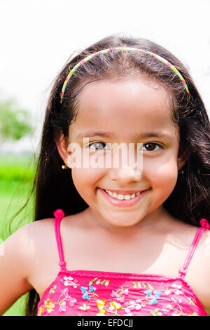 1 bambino indiano ragazza park godetevi Foto Stock