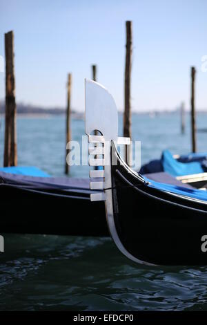 Venezia, Italia. Il 31 gennaio, 2015. Italia Meteo: gondole barca vicino a Piazza San Marco a marea alta. Credito: FC Italia/Alamy Live News Foto Stock