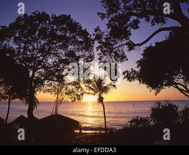 Tamarind Cove Hotel spiaggia al tramonto, Tamarind Cove, parrocchia di Saint James, Barbados, Piccole Antille, dei Caraibi Foto Stock