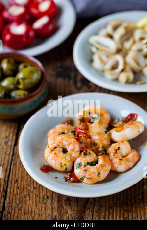 Le tapas di calamari, peperoni ripieni, olive e gamberi Foto Stock