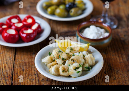 Le tapas di calamari ripieni, peperoni e olive Foto Stock