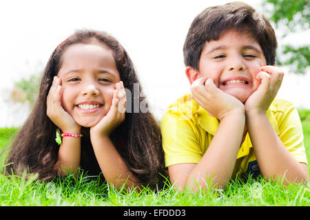 2 bambini indiani parco amico godere Foto Stock