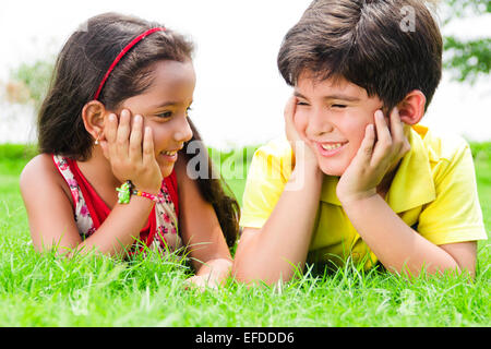 2 bambini indiani parco amico godere Foto Stock