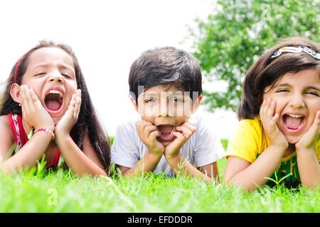 3 bambini indiani amici fun park Foto Stock