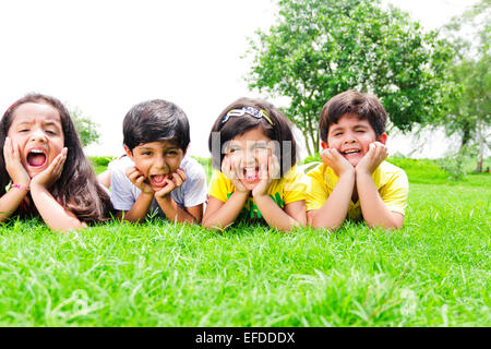 4 bambini indiani amici fun park Foto Stock