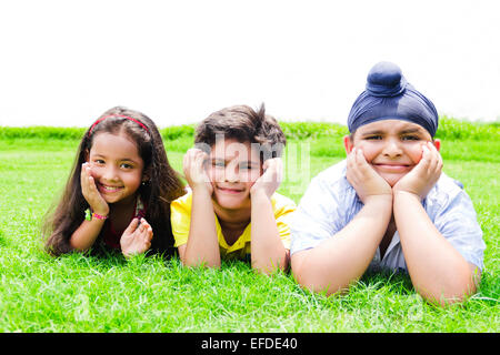 3 bambini indiani parco amici godere Foto Stock