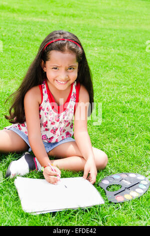 1 bambino indiano una studentessa di disegno del parco Foto Stock