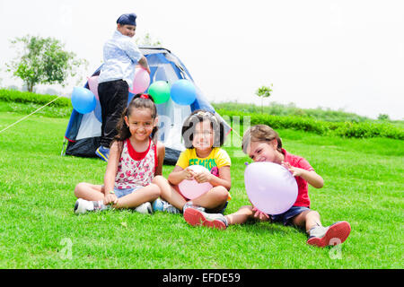 allegri bambini in festa cappellini ballare durante felice compleanno  celebrazione a casa, banner, immagine stock Foto stock - Alamy