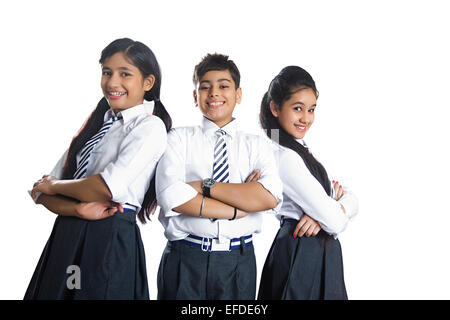 3 Indian School amici studenti pongono permanente Foto Stock