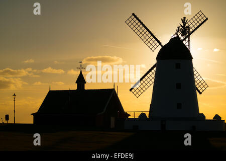 Lytham St Annes UK,il 1 febbraio 2015. Regno Unito Meteo: un bel tramonto su un soleggiato inverni giorno porta le famiglie e le coppie fuori a godersi il sole presso il lungomare di Lytham St Annes, Lancashire Credito: gary telford/Alamy Live News Foto Stock