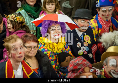 Londra, Regno Unito. Il 1 febbraio 2015. L'unico clown annuale' servizio di Chiesa, noto anche come il servizio Grimaldi, ha avuto luogo presso la Chiesa di Tutti i Santi, in Haggerston, a est di Londra. Il servizio ha visto pagliacci in costume si riuniscono per commemorare Giuseppe Grimaldi (1778-1837) e altri clowns del defunto. Giuseppe Grimaldi era un attore inglese, comico e ballerino, che divenne un ben conosciuto e rispettato il clown attore ed è riconosciuto come il fondatore della odierna faccia dipinta clown. Credito: Stephen Chung/Alamy Live News Foto Stock