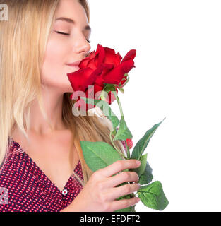 Closeup ritratto di una bella donna dolce odore fresco red rose isolati su sfondo bianco, gli occhi chiusi di piacere Foto Stock