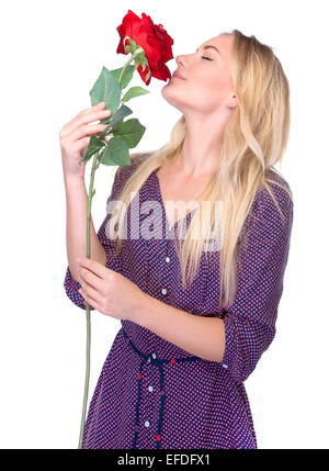 Ritratto di carino donna dolce odore fresco red rose isolati su sfondo bianco, gli occhi chiusi di piacere, felice il giorno di San Valentino Foto Stock