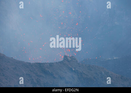 La Melanesia, Vanuatu, dell'Isola di Tanna. Mt. Vulcano Yasur. Il Cratere si affacciano, vista nella fumante vulcano attivo di lava fusa. Foto Stock