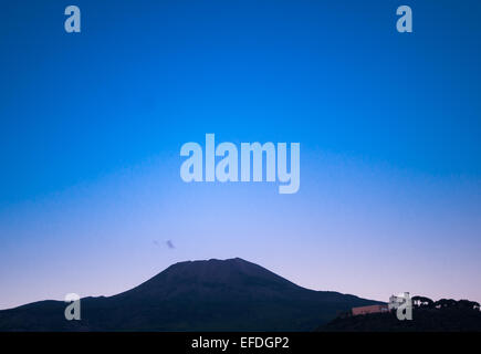 Vesuvio al tramonto con il blu del cielo e chiesa hill Foto Stock