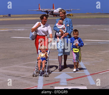 Famiglia scortato su asfalto, Aeroporto internazionale di Auckland, Mangare Auckland Auckland Regione, Isola del nord, Nuova Zelanda Foto Stock
