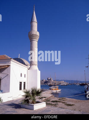 Vista della moschea e Castello di Bodrum, Bodrum, penisola di Bodrum, Provincia di Mugla, Turchia Foto Stock