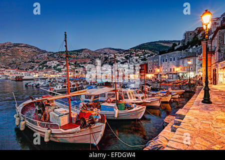 Il pittoresco porto di Hydra in Grecia di notte Foto Stock