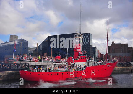 Ex Mersey Bar lightship pianeta Liverpool essendo utilizzato come una piattaforma di osservazione per il Royal Deluxe giganti WW1 centenario. Foto Stock