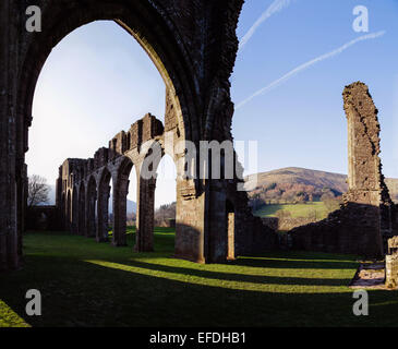 Rovine di Llanthony Priory nel Parco Nazionale di Brecon Beacons nel South Wales UK Foto Stock