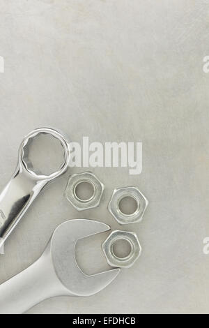 Lo strumento chiave e il dado a sfondo di metallo Foto Stock