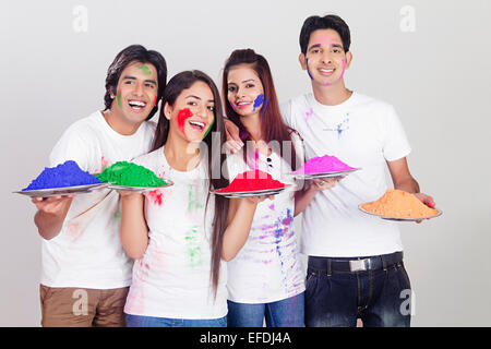 Alcuni amici indiani Holi festival saluto Foto Stock