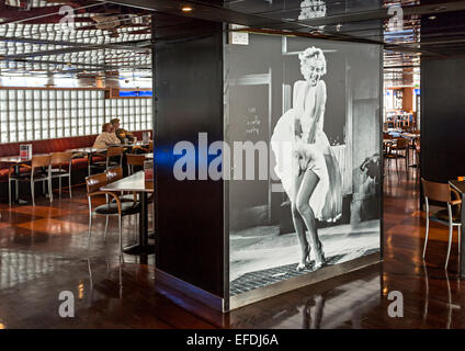 La gente seduta nella caffetteria decorata con Marilyn Monroe fotografia dalla pellicola di sette anni di prurito a bordo di traghetti irlandesi, REGNO UNITO Foto Stock