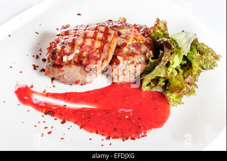 Bistecche alla griglia e insalata di verdure Foto Stock