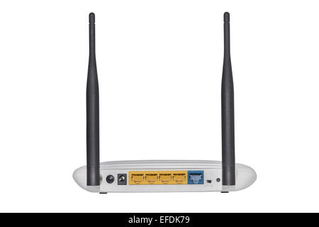 Moderni router wireless con antenna su bianco Foto Stock