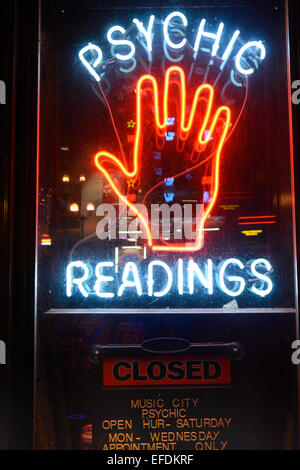 La classica mano & palm il rendering come un neon incandescente segno pubblicità letture psichiche in notturna a Music City, Nashville, TN Foto Stock