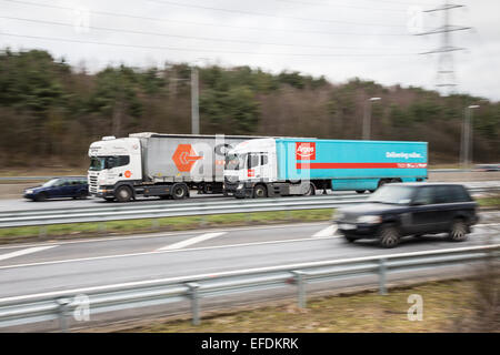 Un marchio di Argos autoarticolato voce verso ovest sulla M25 Autostrada vicino allo svincolo 26 in Essex, Regno Unito Foto Stock