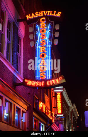 Un night shot del neon di firmare per il crocevia di Nashville, un luogo in cui ascoltare musica sul lower Broadway nel Centro Cittadino di Nashville TN Foto Stock