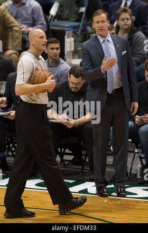 Milwaukee, WI, Stati Uniti d'America. 31 gennaio, 2015. Portland Trail Blazers head coach Terry Stotts colloqui con un funzionario durante il gioco NBA tra il Portland Trail Blazers e il Milwaukee Bucks a BMO Harris Bradley Center di Milwaukee, WI. Bucks sconfitto il Trail Blazers 95-88. John Fisher/CSM/Alamy Live News Foto Stock