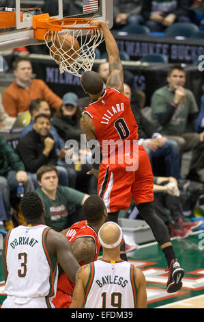 Milwaukee, WI, Stati Uniti d'America. 31 gennaio, 2015. Portland Trail Blazers guard Damian Lillard #0 i punteggi su un dunk durante il gioco NBA tra il Portland Trail Blazers e il Milwaukee Bucks a BMO Harris Bradley Center di Milwaukee, WI. Bucks sconfitto il Trail Blazers 95-88. John Fisher/CSM/Alamy Live News Foto Stock