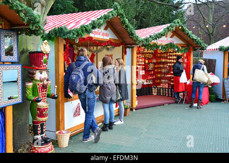 Tradizionale Mercatino di Natale al crepuscolo, Kingston upon Thames, Royal Borough di Kingston, Greater London, England, Regno Unito Foto Stock