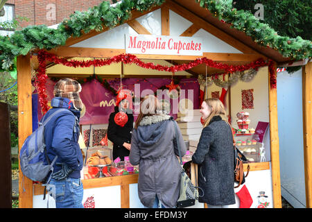 Tradizionale Mercatino di Natale al crepuscolo, Kingston upon Thames, Royal Borough di Kingston, Greater London, England, Regno Unito Foto Stock