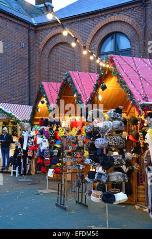 Tradizionale mercatino di Natale al tramonto, Kingston upon Thames, Royal Borough of Kingston Upon Thames, Greater London, England, Regno Unito Foto Stock