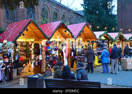 Tradizionale Mercatino di Natale al crepuscolo, Kingston upon Thames, Royal Borough di Kingston, Greater London, England, Regno Unito Foto Stock
