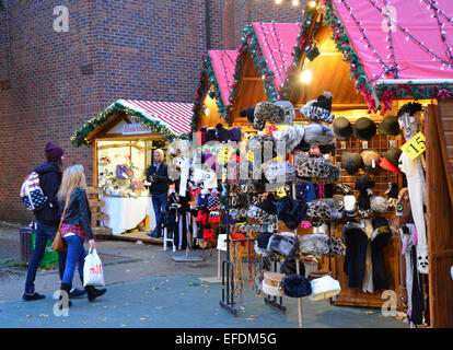 Tradizionale Mercatino di Natale al crepuscolo, Kingston upon Thames, Royal Borough di Kingston, Greater London, England, Regno Unito Foto Stock