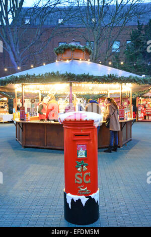 Tradizionale mercatino di Natale al tramonto, Kingston upon Thames, Royal Borough of Kingston Upon Thames, Greater London, England, Regno Unito Foto Stock