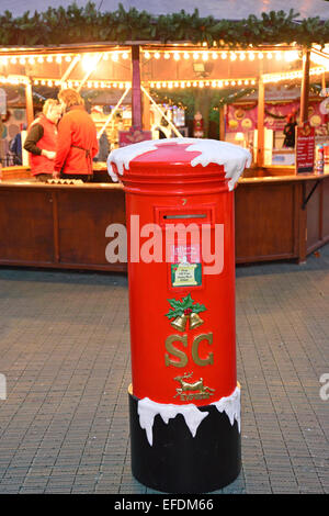 Tradizionale Mercatino di Natale al crepuscolo, Kingston upon Thames, Royal Borough di Kingston, Greater London, England, Regno Unito Foto Stock